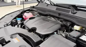 So sánh Skoda Kushaq và Geely New Coolray: Chênh 50 triệu nên mua xe nào?