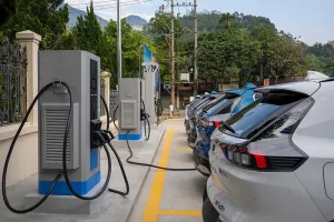 Ưu và nhược điểm của xe xăng và xe điện: Đâu là lựa chọn phù hợp với bạn?